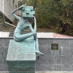 Скульптура «У пошуках справжнього себе» українського скульптора Богдана Казаченка